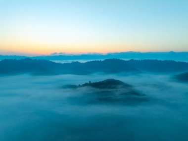 Tropikal yağmur ormanlarında akan sis dalgalarının hava görüntüsü bulutların üzerindeki kuş bakışı görüntü Tayland 'da bulutlar ve dağ zirveleriyle dolu arka plan.