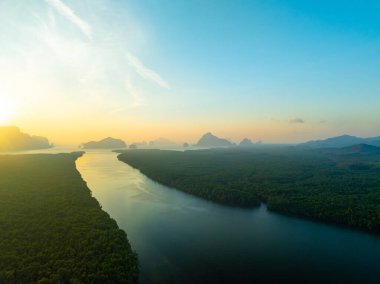 Hava manzaralı günbatımı gökyüzü, doğa güzel gün batımı ya da deniz üzerinde gün batımı, renkli manzara günbatımı gökyüzü arkaplanı, inanılmaz bulutlar ve gündoğumu gökyüzü ışığı arkaplanı