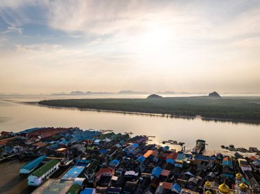 Phang Nga Tayland 'daki Panyee adasının havadan görünüşü, geniş açılı manzara yüzen köy, Koh Panyee balıkçı köyü, Tayland, Phang Nga' da