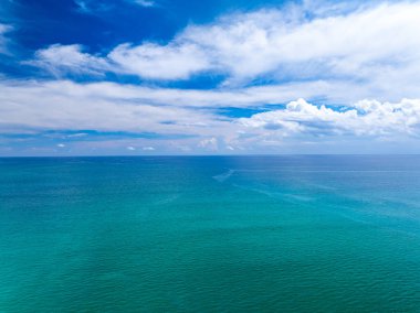 Yaz mevsiminde güzel deniz mavi gökyüzü beyaz bulut arka planı