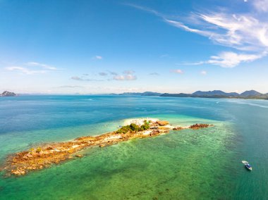 Yaz mevsiminde güzel deniz mavi gökyüzü beyaz bulut arka planı
