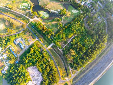 Yeşil golf sahasının hava manzaralı insansız hava aracı görüntüsü ve spor arka planı ve seyahat doğası arka planı için yeşil üstten aşağıya görüntü.