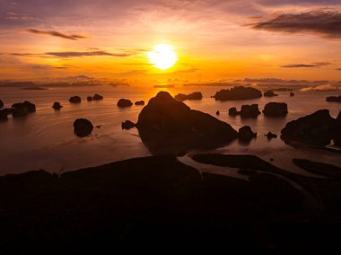 Güzel günbatımı veya gün doğumu bulutları gökyüzü, doğa deniz üzerinde gün batımı, rengarenk gökyüzü inanılmaz kara bulutlar ve günbatımı gökyüzü bulutları