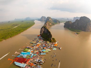 Phang Nga Tayland 'daki Panyee adasının havadan görünüşü, geniş açılı manzara yüzen köy, Koh Panyee balıkçı köyü, Tayland, Phang Nga' da