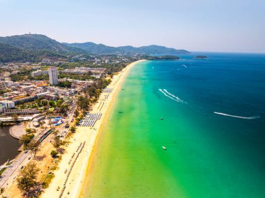 Yaz mevsiminde güzel deniz mavi gökyüzü beyaz bulut arka planı