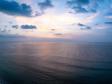 Güzel Işık Günbatımı ya da deniz üzerinde gün doğumu, Renkli gün batımı İnanılmaz bulutlar ve dalgalar bulutlu arka plan