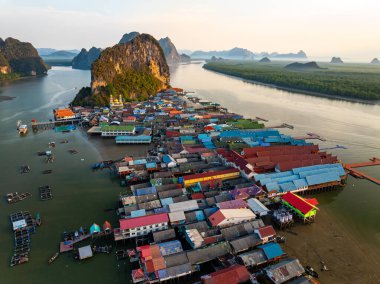 Phang Nga Tayland 'daki Panyee adasının havadan görünüşü, geniş açılı manzara yüzen köy, Koh Panyee balıkçı köyü, Tayland, Phang Nga' da