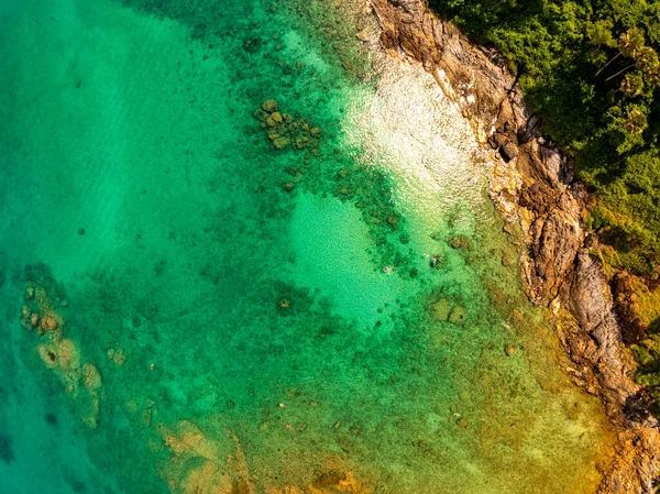 Sahilin tepesi güzel deniz doğası arka planı, inanılmaz ada kumlu deniz arka planı dalgaları.
