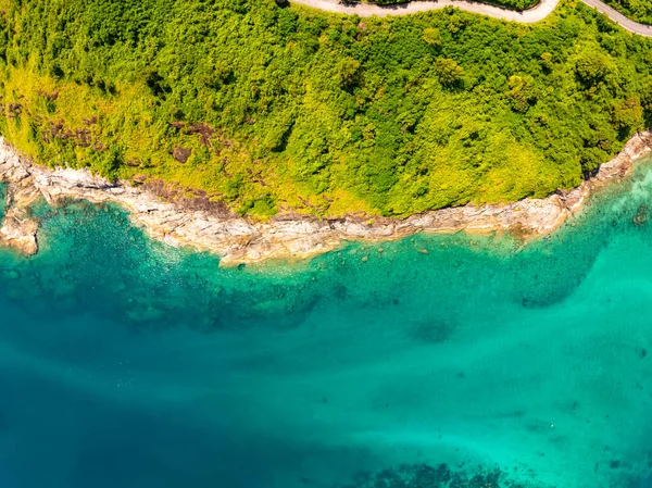 Sahilin tepesi güzel deniz doğası arka planı, inanılmaz ada kumlu deniz arka planı dalgaları.