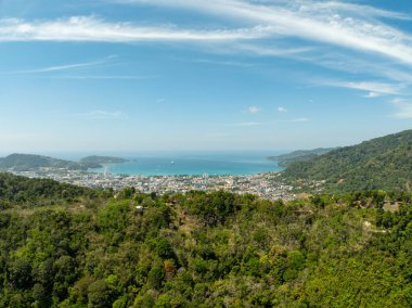 Phuket şehrinin deniz kenarındaki yüksek açılı görüntüsü, Phuket şehri Tayland, Puket şehri Tayland, güneşli bir günde Panorama