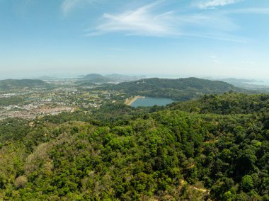 Phuket şehrinin deniz kenarındaki yüksek açılı görüntüsü, Phuket şehri Tayland, Puket şehri Tayland, güneşli bir günde Panorama