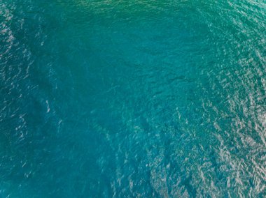 Deniz yüzeyi hava manzarası, kuş bakışı fotoğraf dalgalar ve su yüzeyi dokusu, mavi deniz arka planı, güzel doğa, inanılmaz manzara deniz arka planı