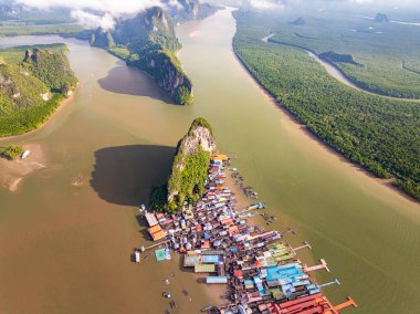 Phang Nga Tayland 'daki Panyee adasının havadan görünüşü, geniş açılı manzara yüzen köy, Koh Panyee balıkçı köyü, Tayland, Phang Nga' da