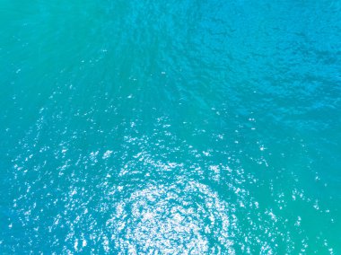 Deniz yüzeyi hava manzarası, kuş bakışı fotoğraf dalgalar ve su yüzeyi dokusu, mavi deniz arka planı, güzel doğa, inanılmaz manzara deniz arka planı