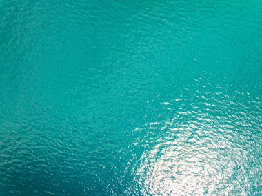 Deniz yüzeyi hava manzarası, kuş bakışı fotoğraf dalgalar ve su yüzeyi dokusu, mavi deniz arka planı, güzel doğa, inanılmaz manzara deniz arka planı