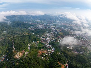 Hava görüntüleme insansız hava aracı. Phuket Patong şehrinin deniz kenarındaki yüksek açılı görüntüsü. Tayland, Phuket şehri, güneşli bir günde Tayland Panoraması.