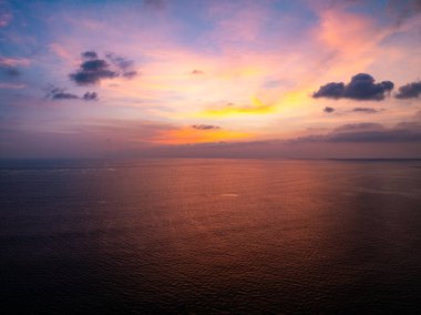 Hava manzaralı günbatımı gökyüzü, doğa güzel gün batımı ya da deniz üzerinde gün doğumu, Renkli gökyüzü inanılmaz bulutlar ve günbatımında gökyüzü arka planında dalgalar