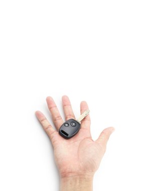 El erkek araba anahtarları tutan Asya üzerinde beyaz izole..