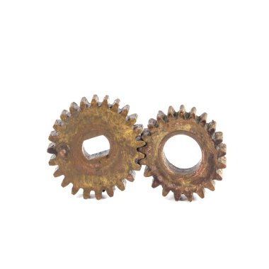 Eski pirinç beyaz arka plan üzerinde dişli.