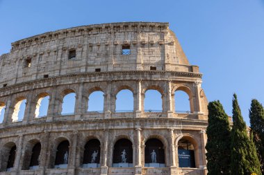 Roma İmparatorluğu zamanından kalma Flavian Amfitiyatrosu olarak da bilinen Kolezyum 'u birçok turist ziyaret ediyor. Roma, İtalya' da 1. yüzyılda inşa edilmiş..