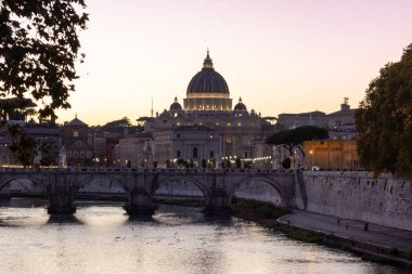 Vatikan 'daki Aziz Peter Bazilikası ve Roma, İtalya' da gün batımında Umberto I Köprüsü 'nden Sant' Angelo Köprüsü manzarası.