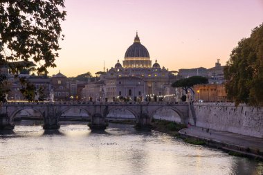 Vatikan 'daki Aziz Peter Bazilikası ve Roma, İtalya' da gün batımında Umberto I Köprüsü 'nden Sant' Angelo Köprüsü manzarası.