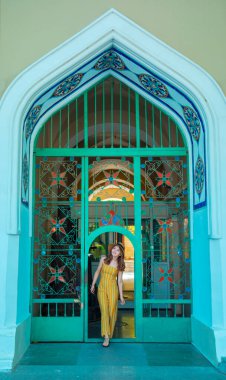 Şapkalı kadın batı tarzı bir kavis çiziyor.