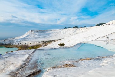 Travertin manzarası, Pamukkale, Türkiye. Turizm için popüler bir yer