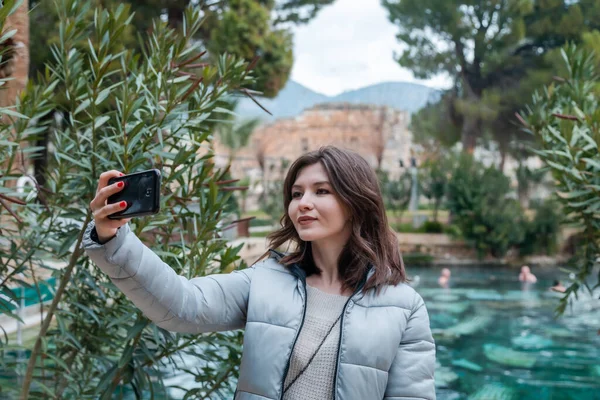 Jeune Femme Faisant Selfie Avec Smartphone — Photo