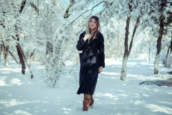 Жінка Зимовому Лісі — стокове фото