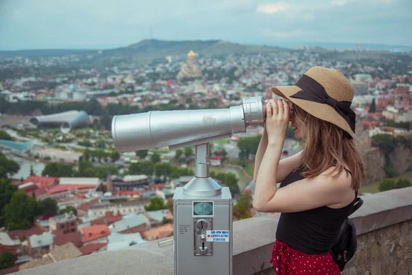 Žena Kloboukem Hledící Dalekohledem Města Tbilisi — Stock fotografie