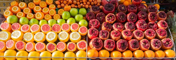 Beautifully Cut Citrus Fruits Shelf — Stock Photo, Image