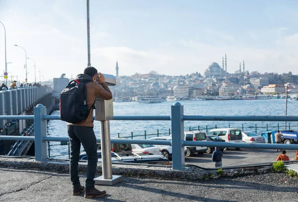 Молодой Человек Смотрит Через Бинокль Голубую Мечеть Стамбуле — стоковое фото