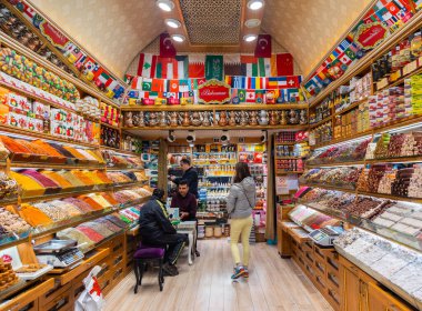 Mağazanın içinde Türk lokumu, çeşitli lokum, renkli tatlılar satılıyor.