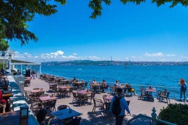 İstanbul, Türkiye - 18 Haziran 2019: Kıyı şeridindeki kafeden İstanbul 'un yaz manzarası