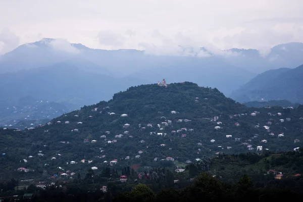 巴统山上和山上教堂的全景 — 图库照片