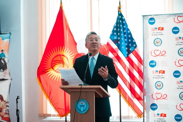 比什凯克 吉尔吉斯斯坦 2018年2月13日 美国驻吉尔吉斯共和国大使Donald Lu在 我爱英语 活动上致辞 — 图库照片