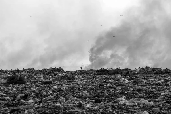 汚染の概念 ゴミ捨て場や埋め立て地でのゴミの山の燃焼 黒と白の写真 — ストック写真