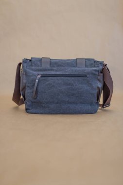 Bej arka planda izole edilmiş tuval evrak çantası. Uniseks çantası