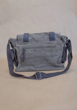 Bej arka planda izole edilmiş tuval evrak çantası. Uniseks çantası