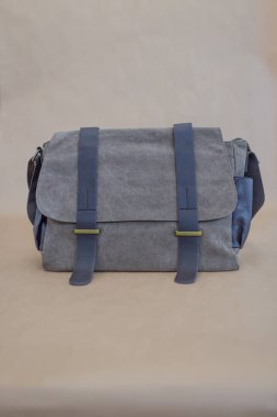 Bej arka planda izole edilmiş tuval evrak çantası. Uniseks çantası