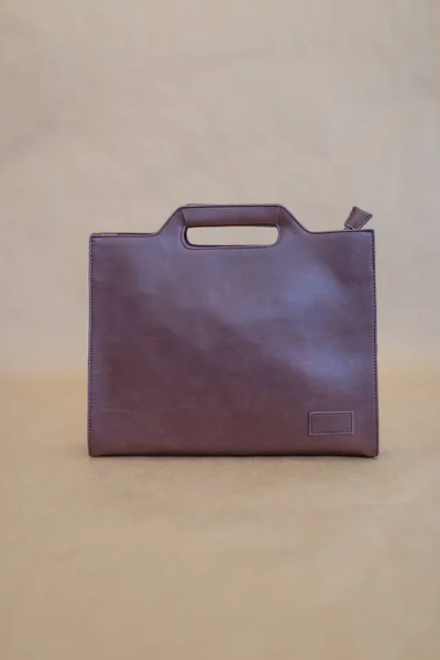 米色背景的棕色皮包 Unisex Bag — 图库照片