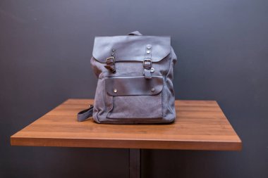 Tahta masadaki branda sırt çantası. Uniseks çantası