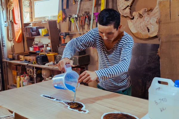 Carpintero Vertiendo Epoxi Líquido Una Mesa Madera Proceso Fabricación Una — Foto de Stock