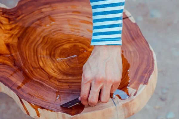 Primo Piano Falegname Versando Olio Lino Tavolo Legno Processo Fabbricazione — Foto Stock