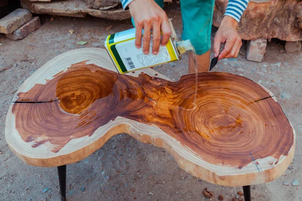 Carpintero Vertiendo Aceite Linaza Sobre Una Mesa Madera Proceso Fabricación — Foto de Stock