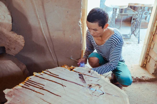 Carpintero Vertiendo Epoxi Líquido Una Mesa Madera Proceso Fabricación Una — Foto de Stock