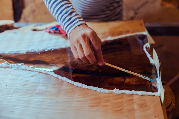 Primer Plano Del Carpintero Eliminando Las Burbujas Aire Mesa Epoxi — Foto de Stock