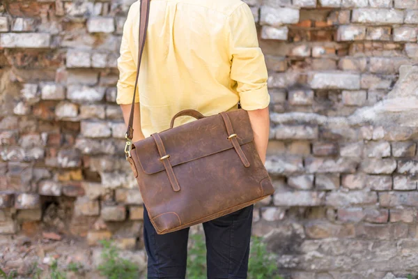 Man Carries Brown Leather Messenger Bag Hand Unisex Bag Sale — Stock Photo, Image