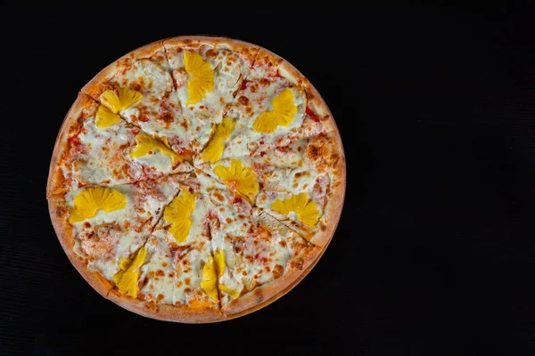 Pizza Hawaiana Rematada Con Piña Con Pollo Sobre Queso Mozzarella —  Fotos de Stock